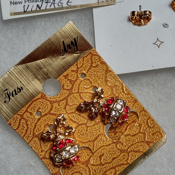 2 Pr Vintage Christmas Earrings+ FREE Snowflake Earrings AVON - Picture 5 of 13